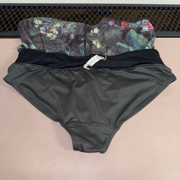 Lululemon Speed Short Curious Jungle Black Red Green Floral Size 2 Euc - Picture 7 of 12